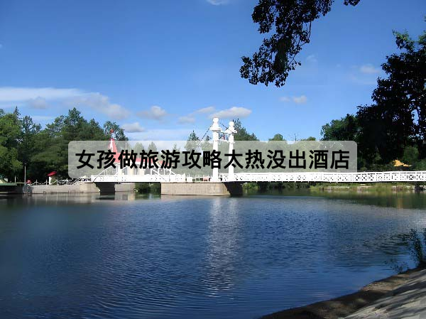 女孩做旅游攻略太热没出酒店