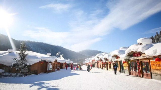 雪鄉雪景，雪覆蓋的建築和遊客