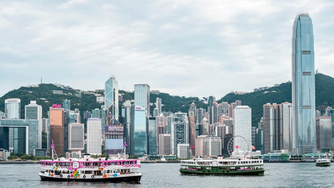 香港維多利亞港的城市天際線與渡輪